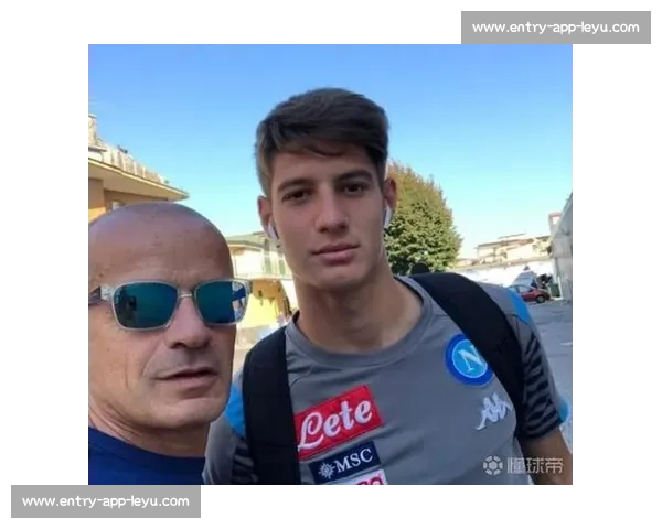 意甲双雄竞逐那不勒斯右后卫扎诺利